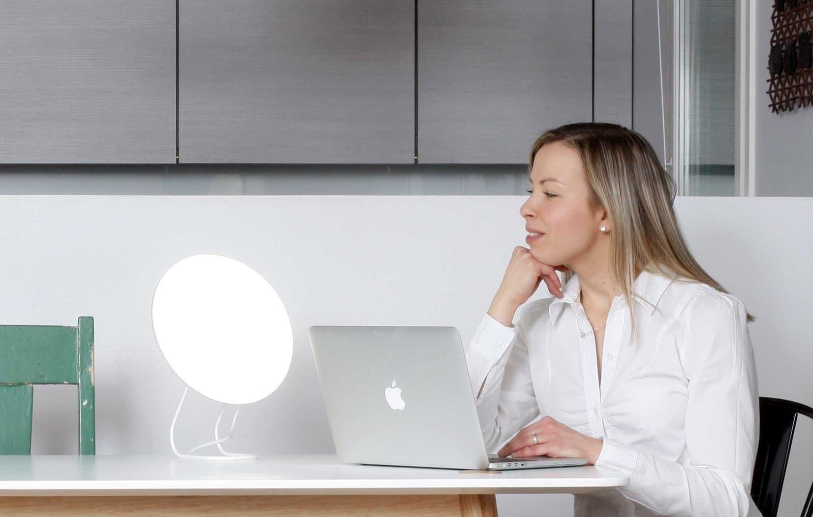 Frau am Laptop, daneben die SAN Rondo LED