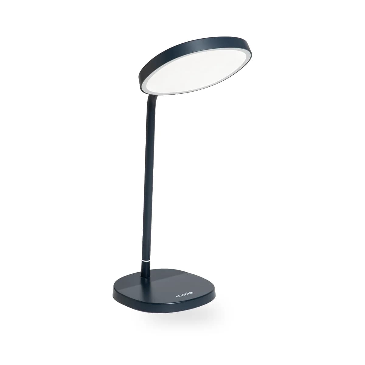 Schreibtischleuchte Lumie Task in Charcoal Blue, freigestellt, Leuchtenkopf geneigt